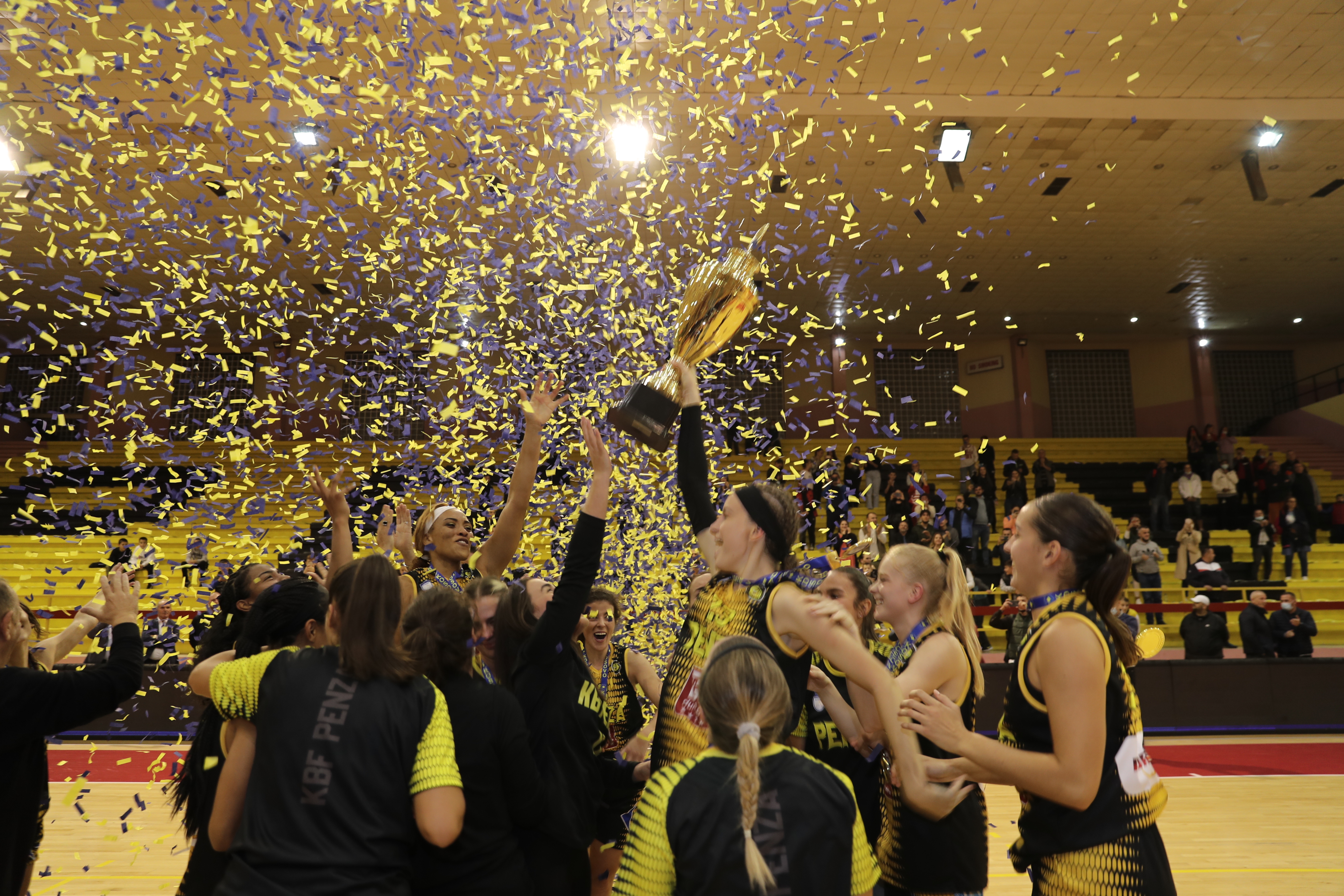 Penza triumfon për Superkupë në shtëpi